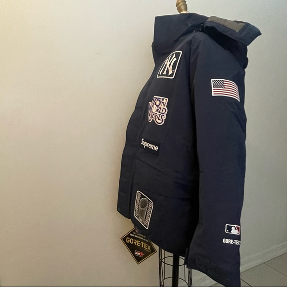 Supreme®/New York Yankees™ Gore-Tex 700-fill down jacket Navy Medium